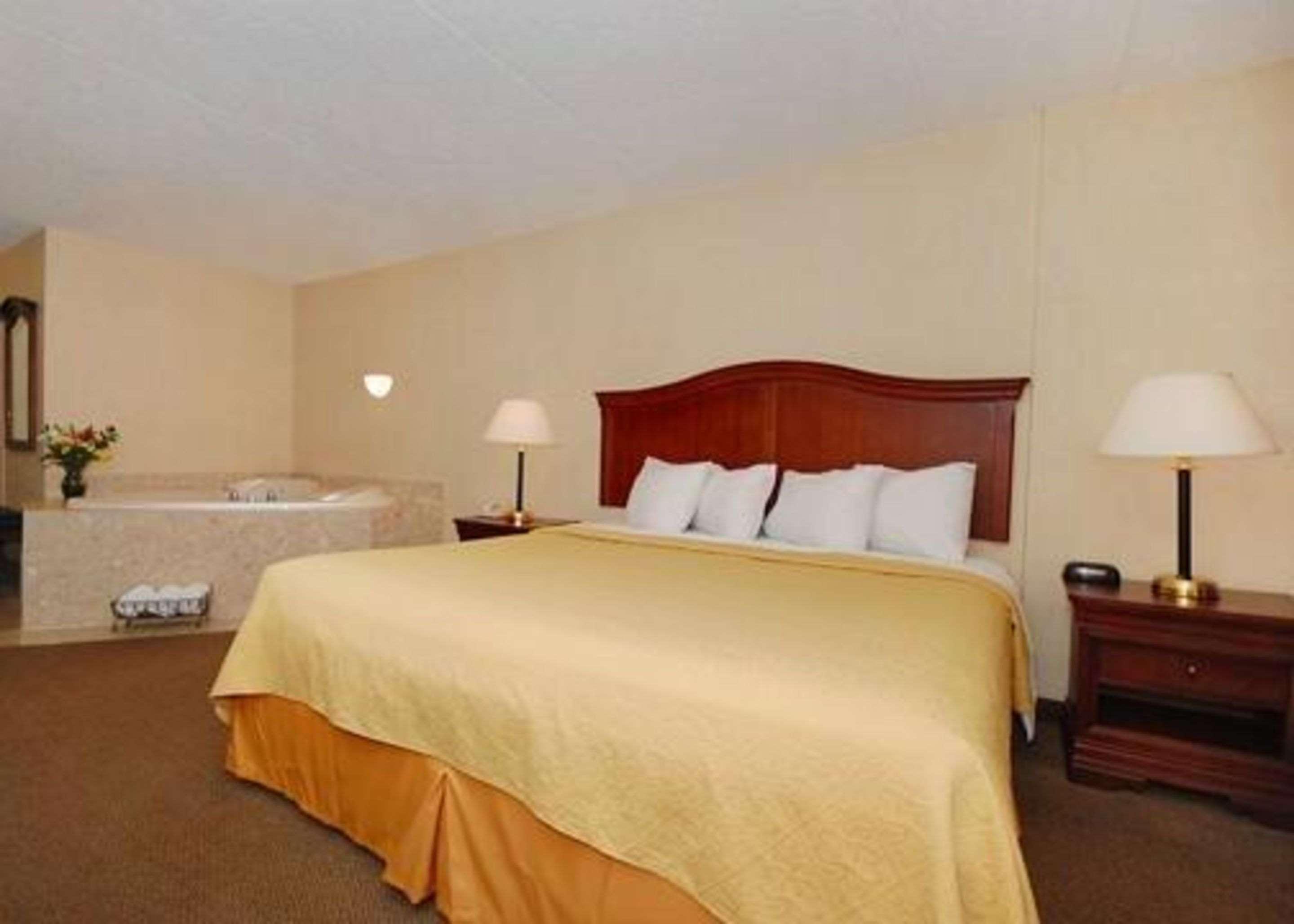 Quality Inn & Suites Дэнвилл Экстерьер фото