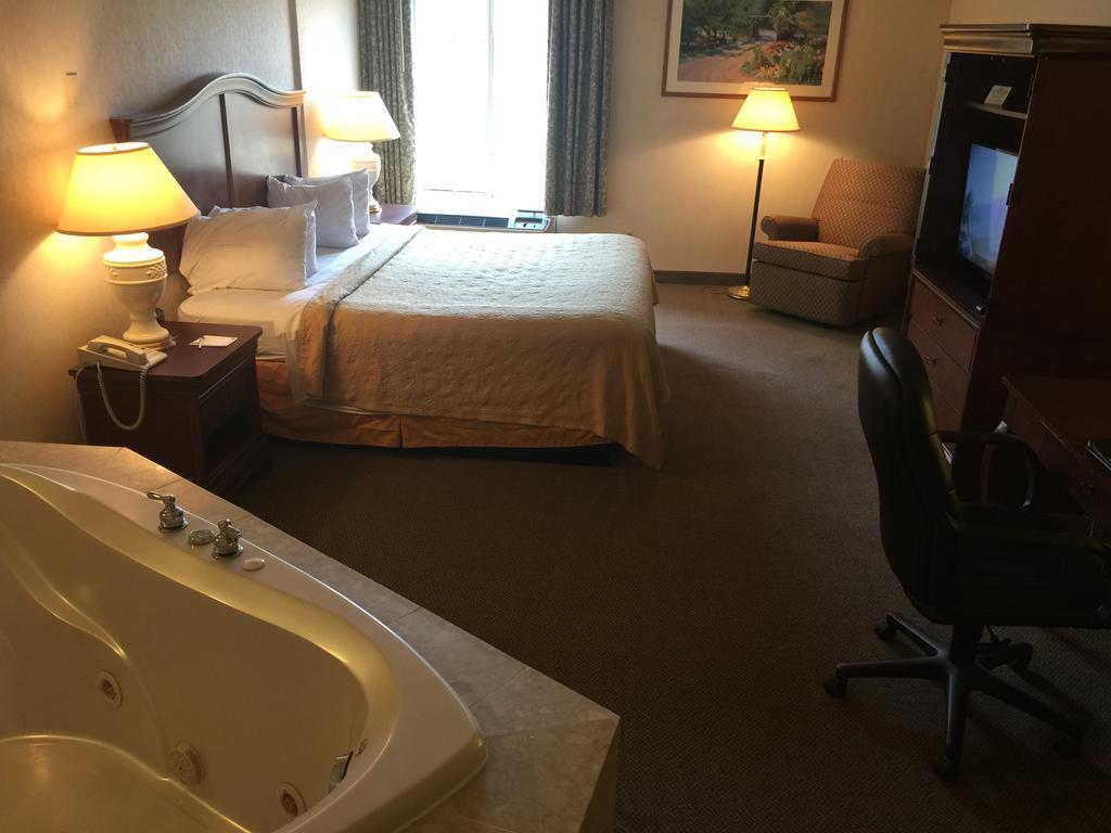 Quality Inn & Suites Дэнвилл Экстерьер фото